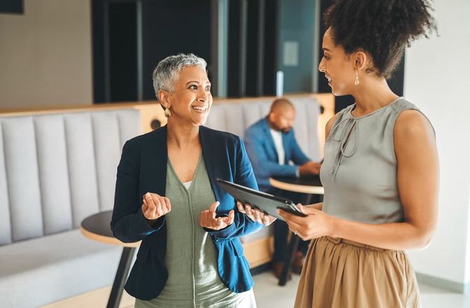 Auvinsa Consulting HR advisor working with a client
