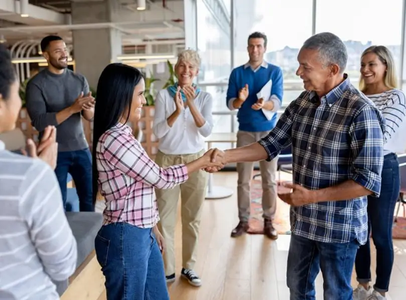 How to Conduct an Effective New Hire Orientation: A 2025 Guide
